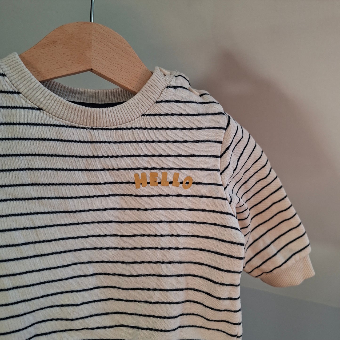 Pull rayé "hello"