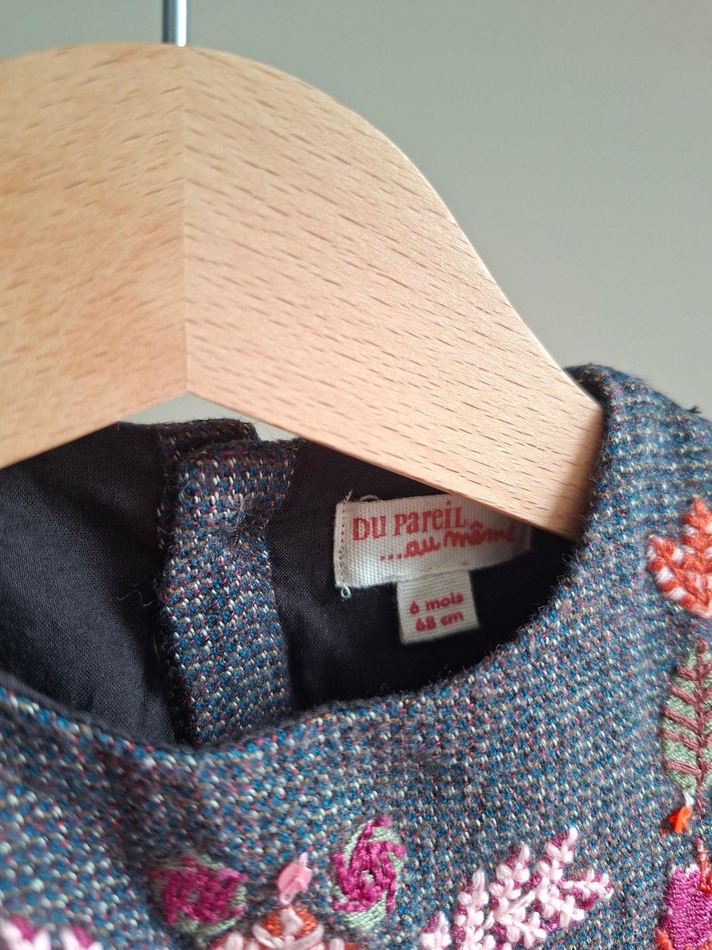 Robe grise fleuris