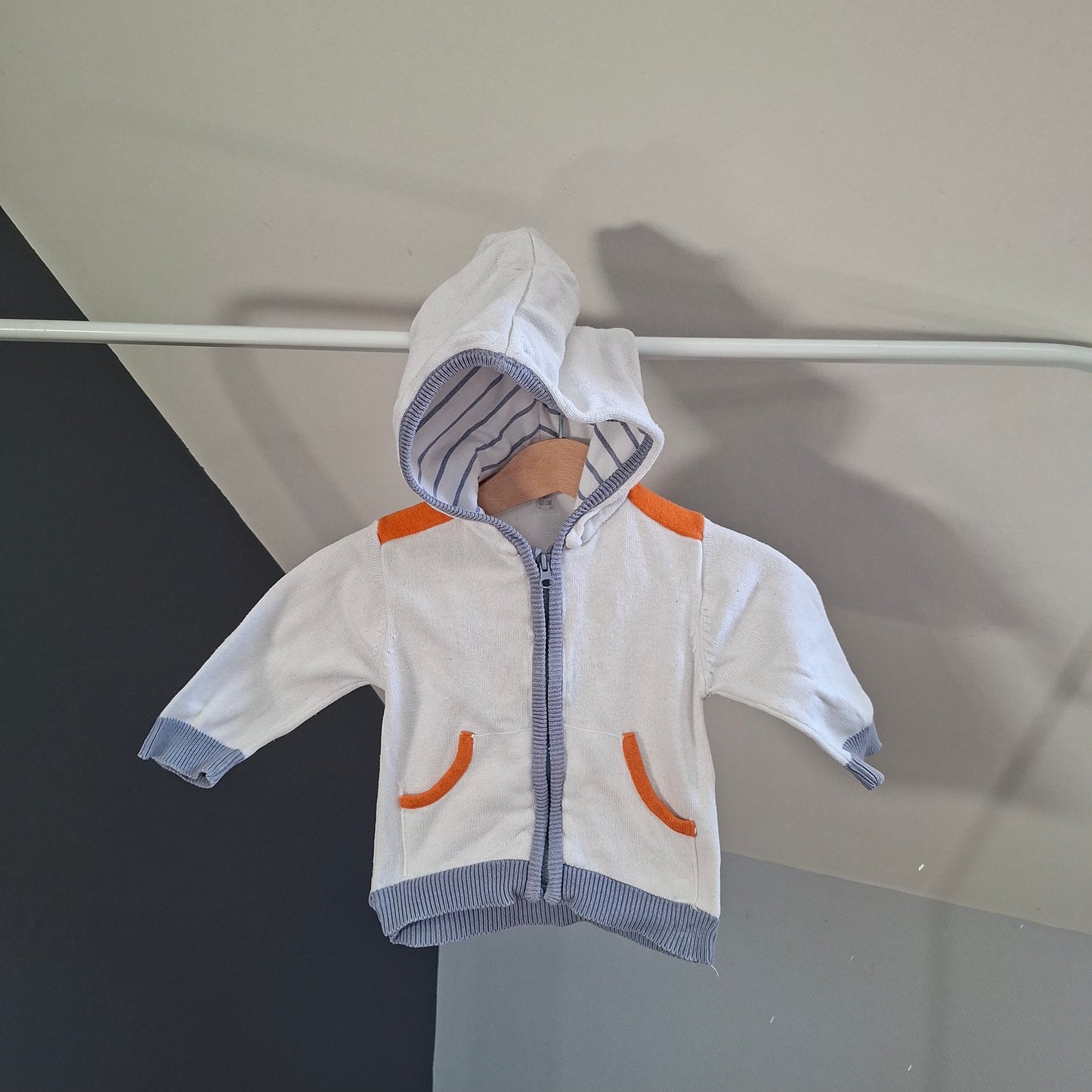 Gilet blanc et orange