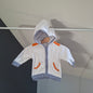 Gilet blanc et orange