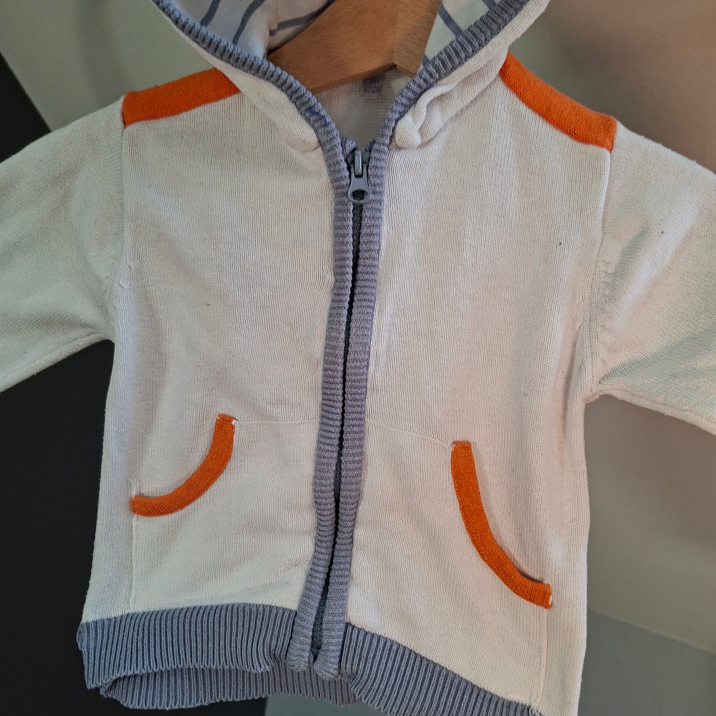 Gilet blanc et orange