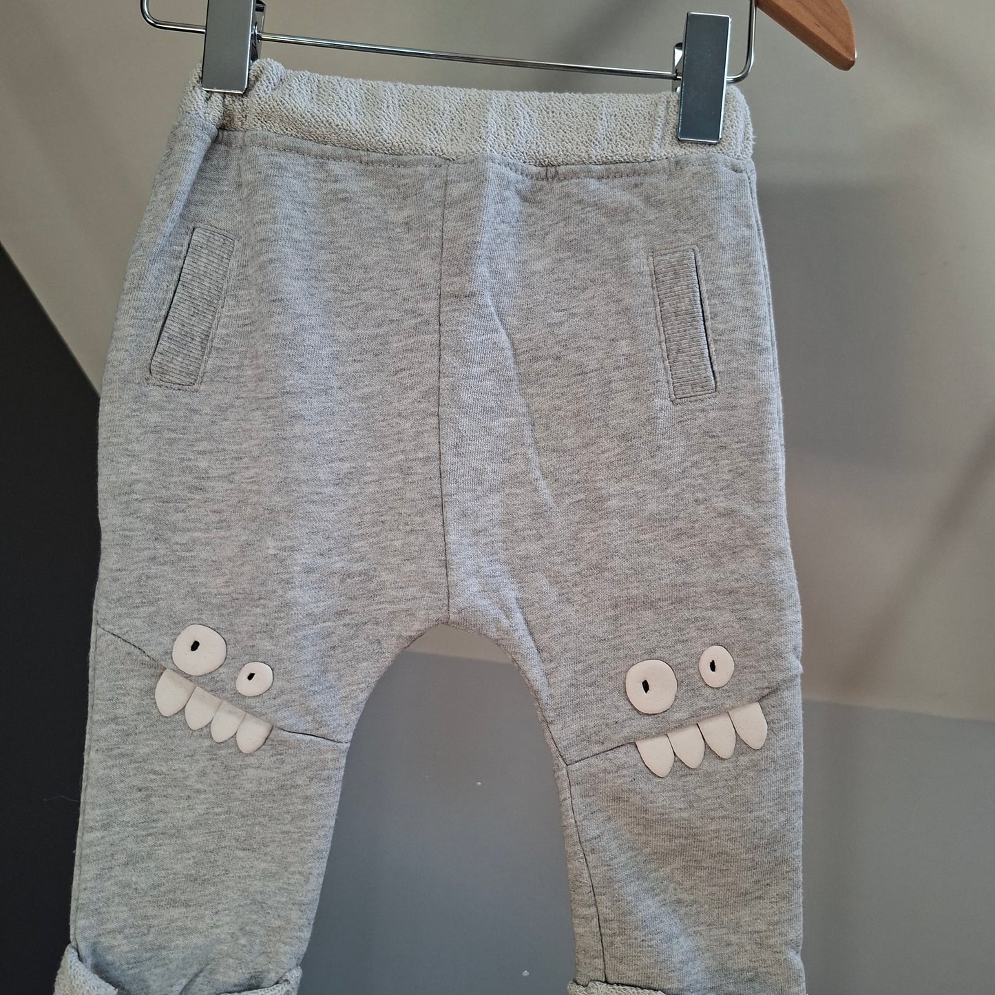 Jogging gris clair "monstre"
