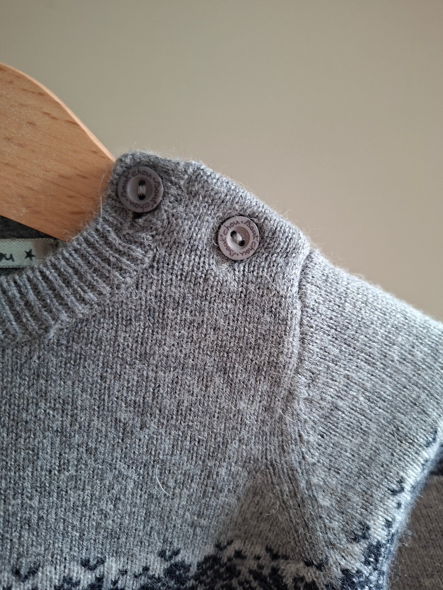 Pull gris à motif