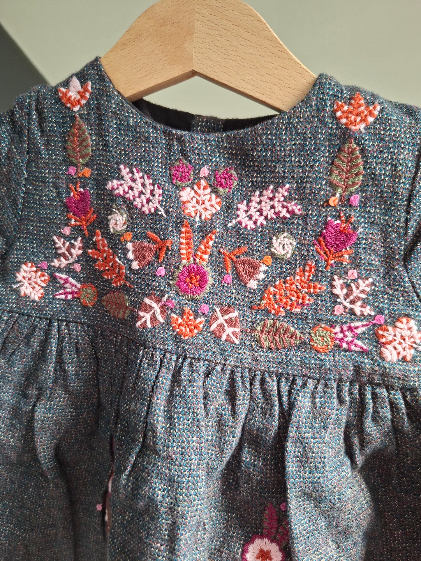Robe grise fleuris