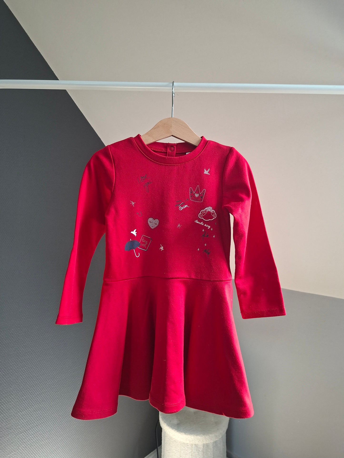 Robe rouge à motif