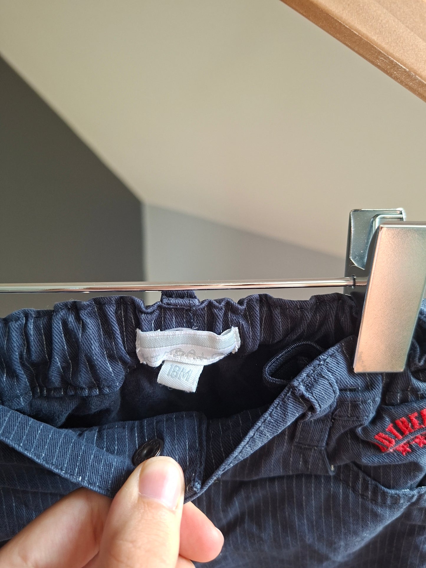 Pantalon bleu rayé