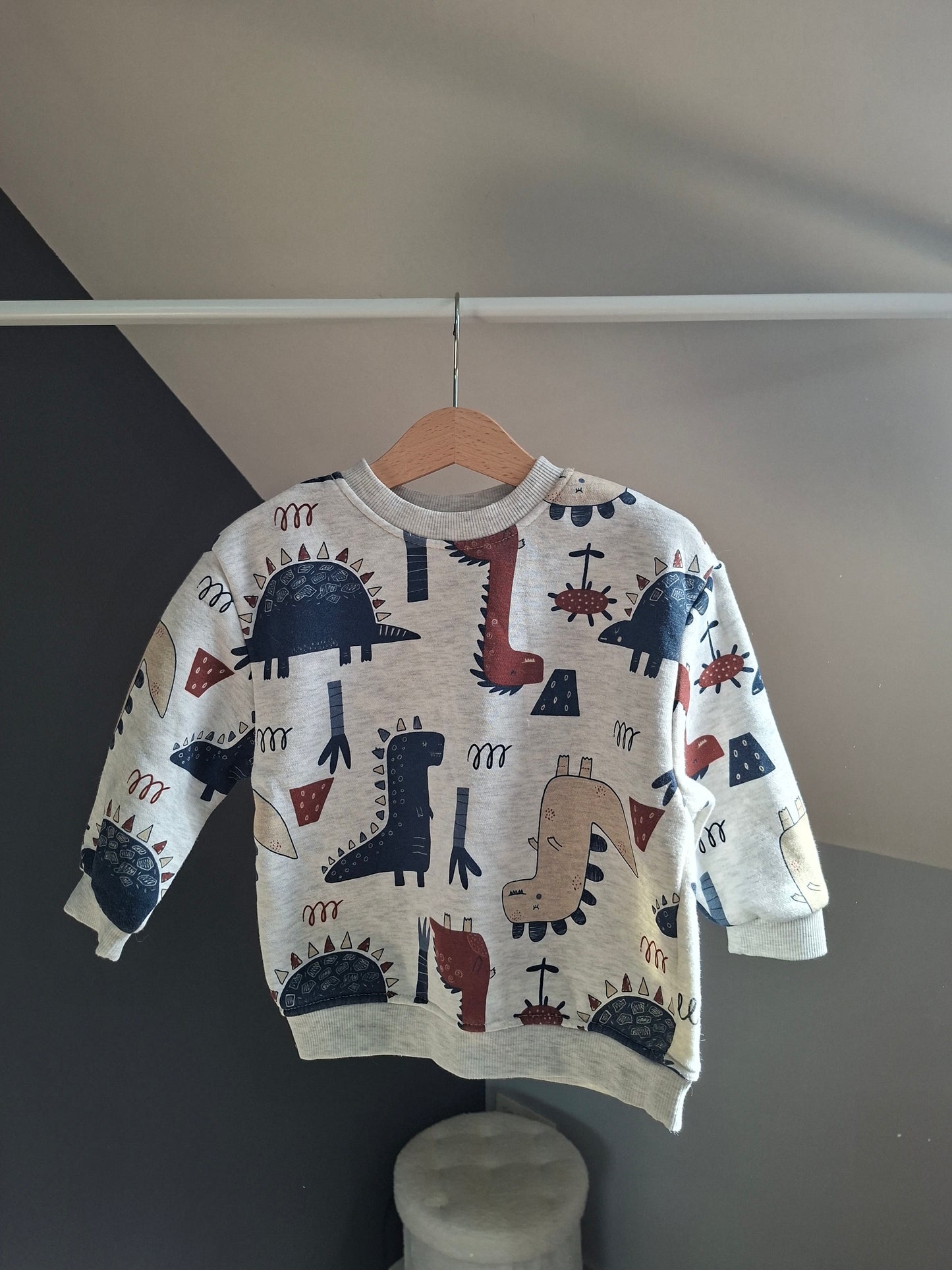 Pull gris dinosaures