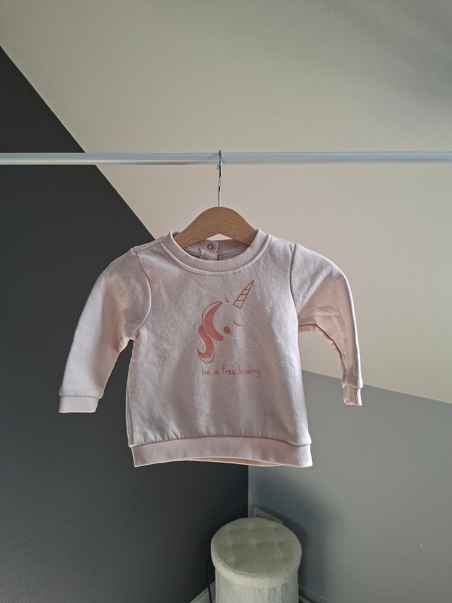 Pull rose licorne