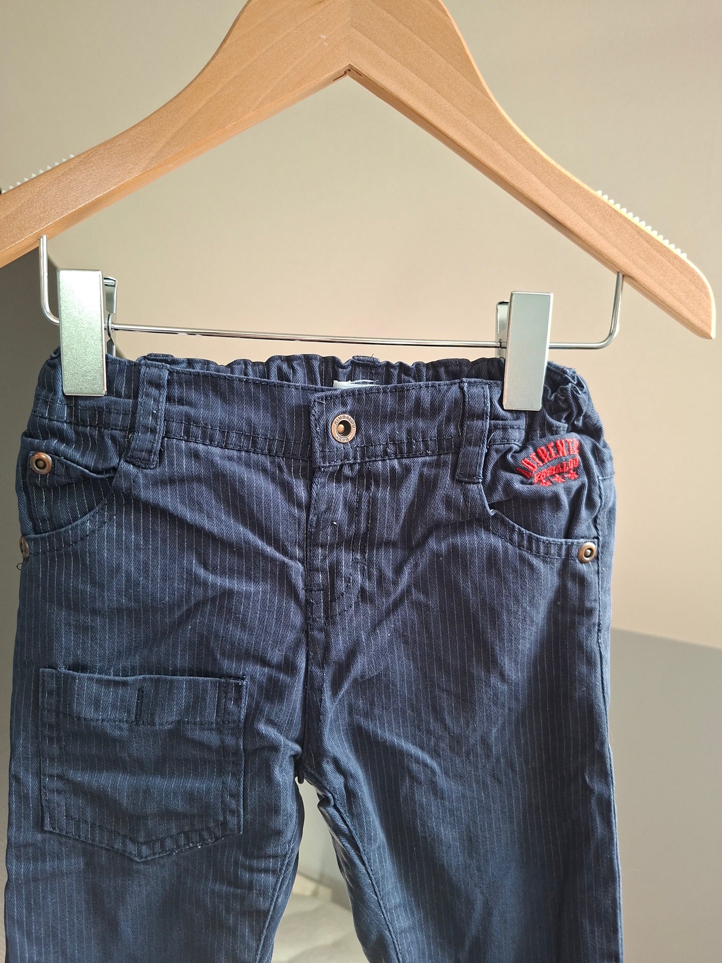 Pantalon bleu rayé