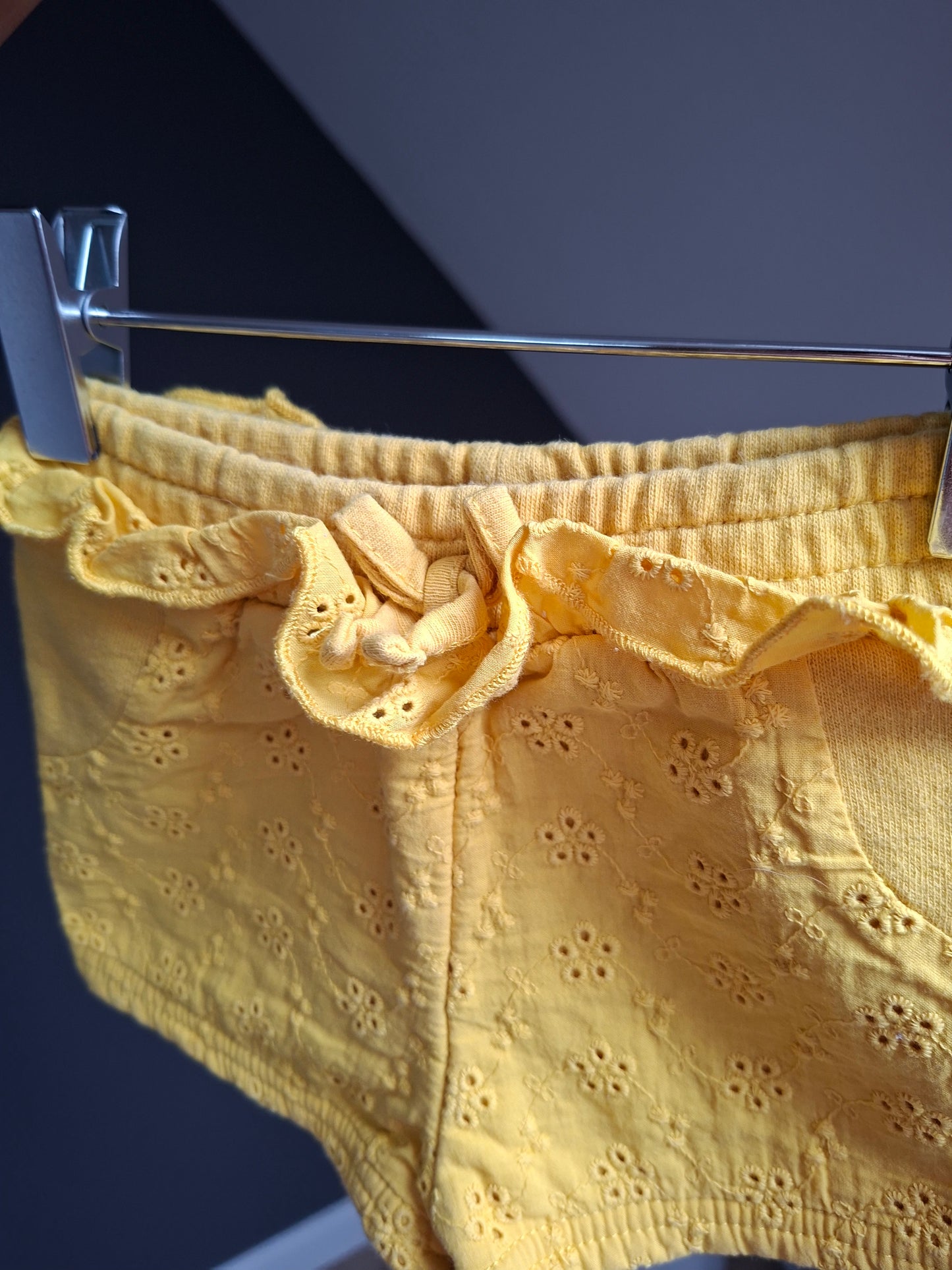 Short jaune dentelle