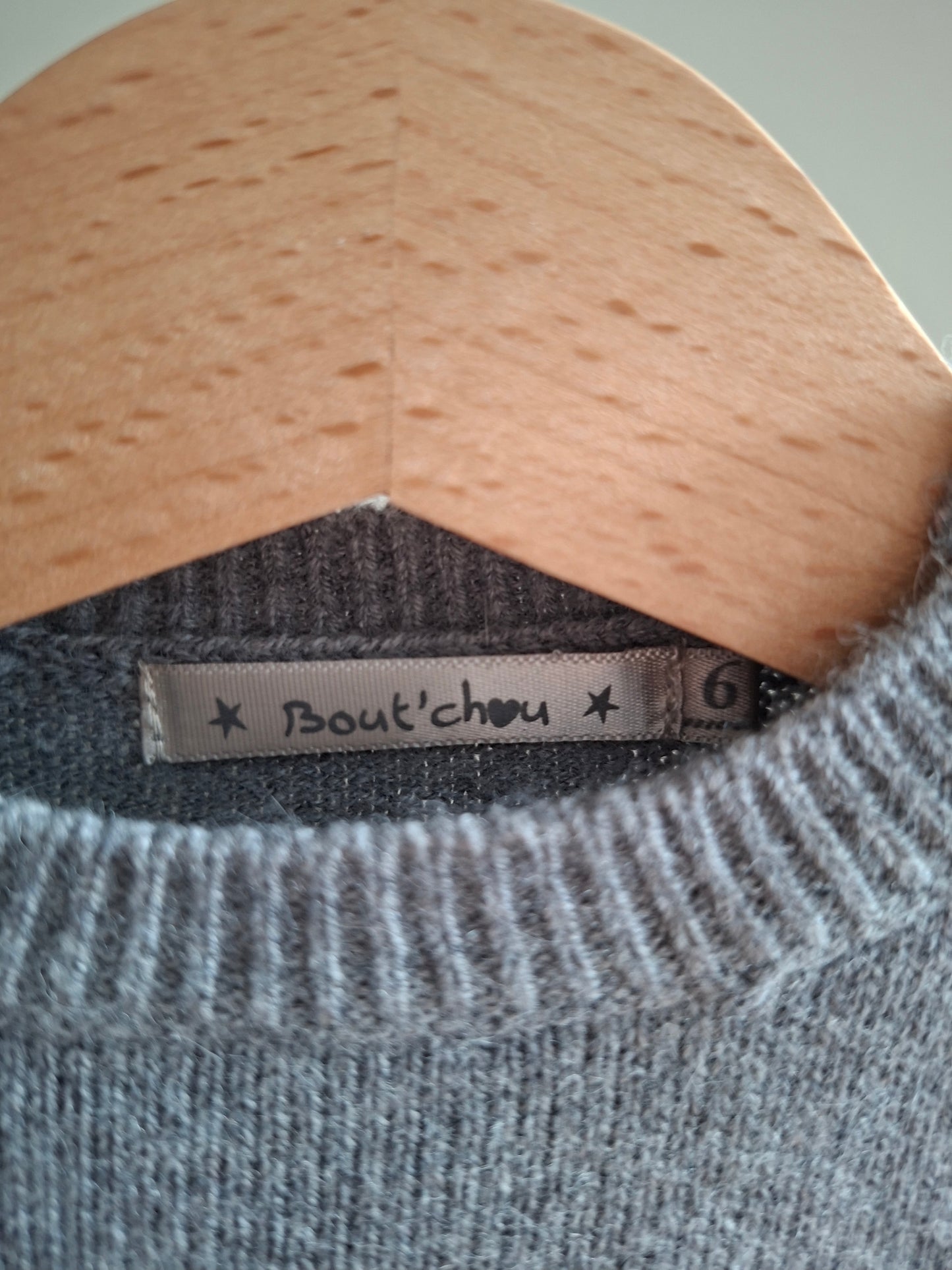 Pull gris à motif