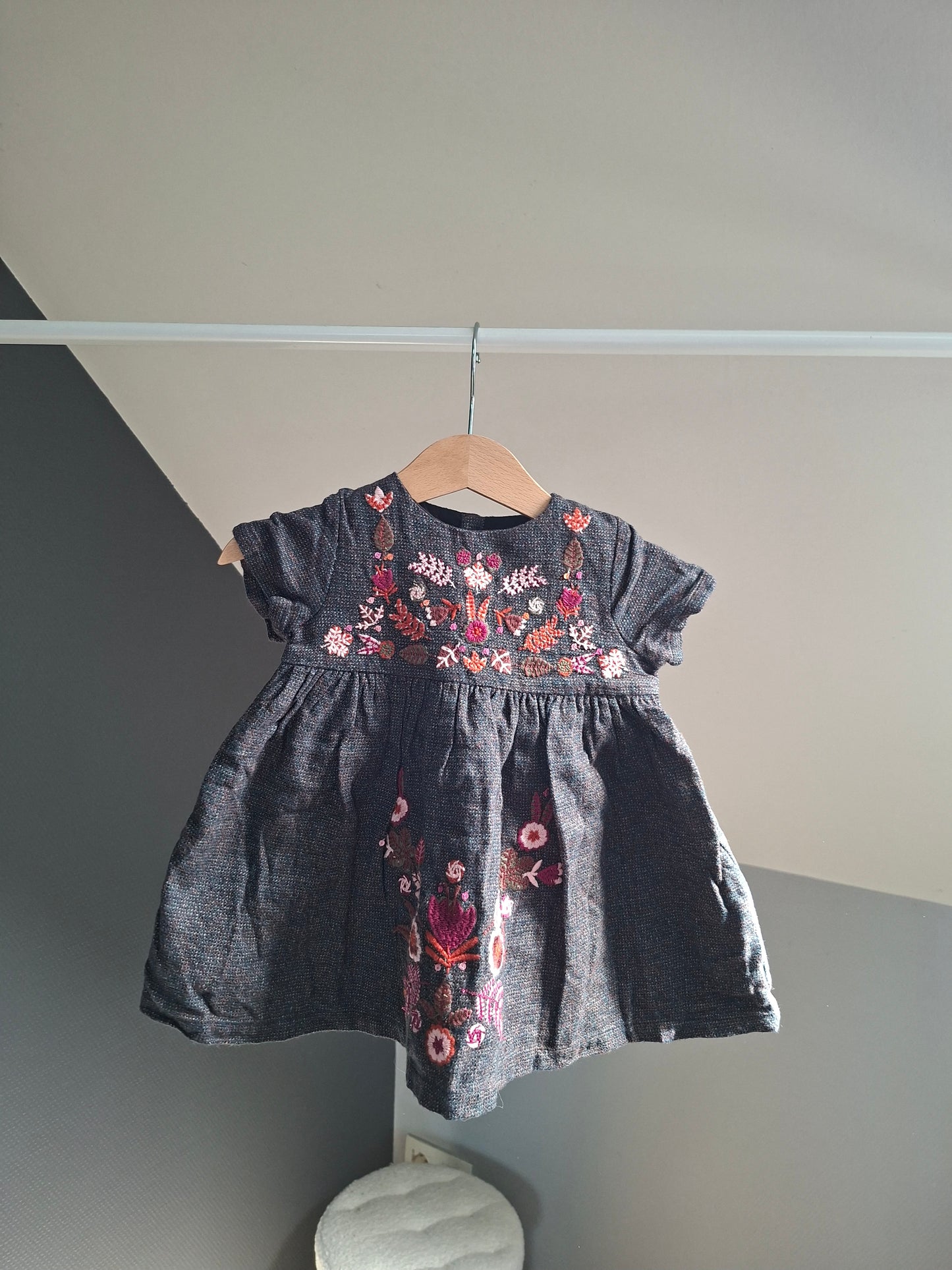 Robe grise fleuris