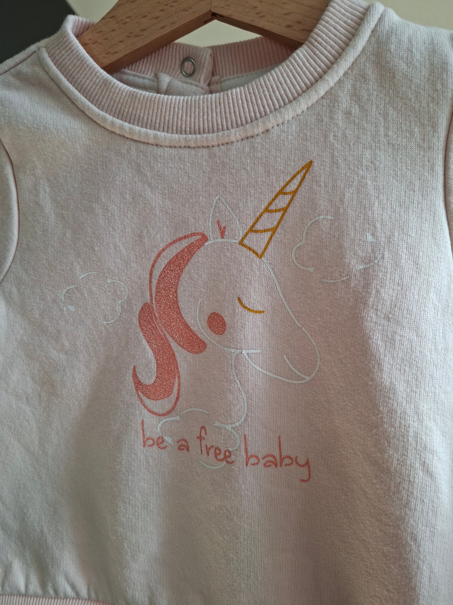 Pull rose licorne