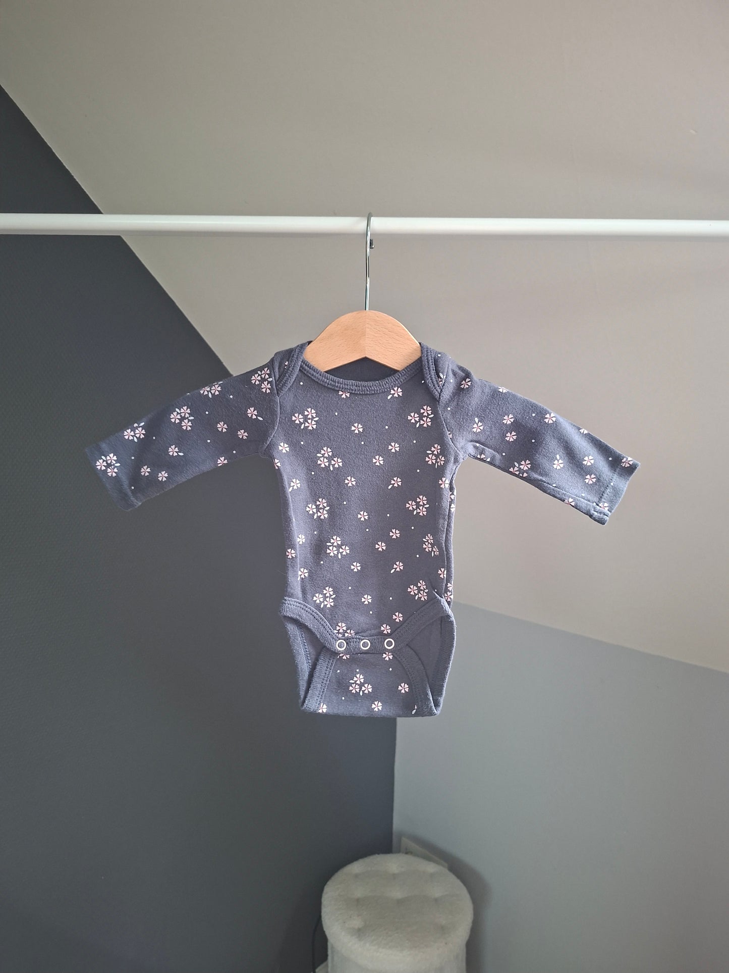 Body gris fleuris